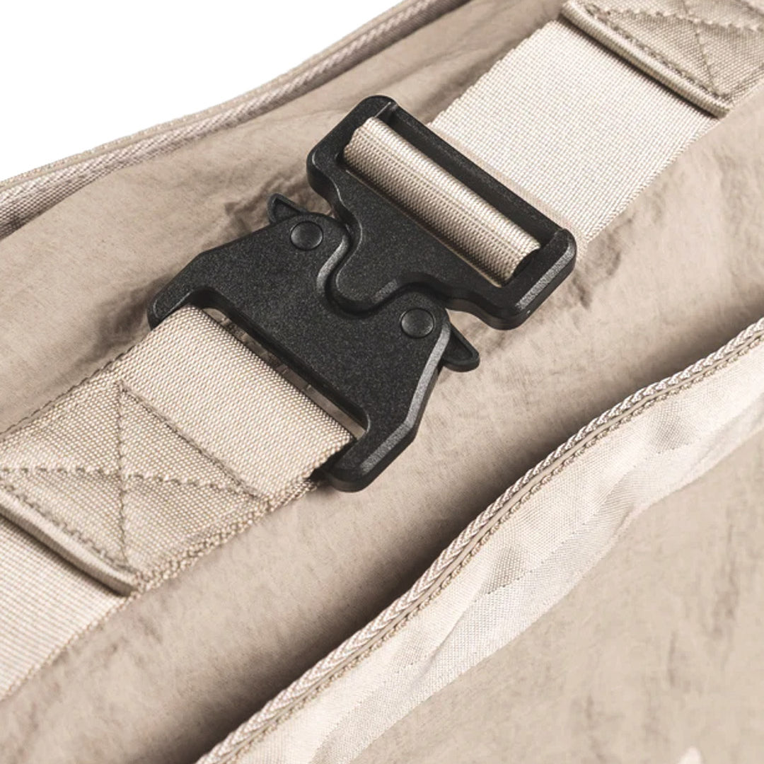 C.P.COMPANYPLAINPAPERTOUCHZIPPEDBAG3copie.jpg